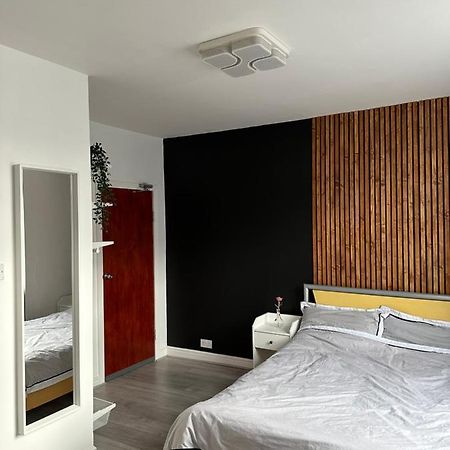 Modern En Suite Bedroom Close To City Centre ลีดส์ ภายนอก รูปภาพ