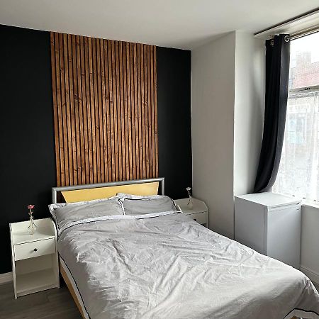 Modern En Suite Bedroom Close To City Centre ลีดส์ ภายนอก รูปภาพ