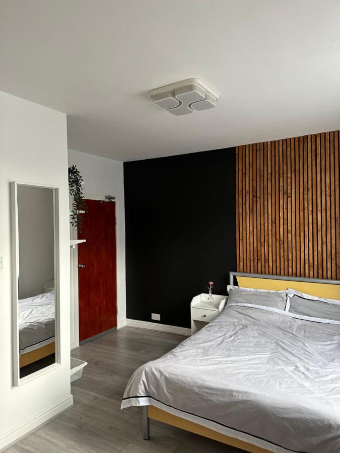 Modern En Suite Bedroom Close To City Centre ลีดส์ ภายนอก รูปภาพ