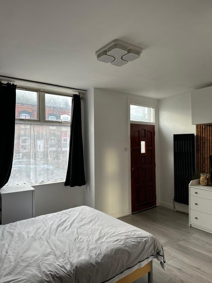 Modern En Suite Bedroom Close To City Centre ลีดส์ ภายนอก รูปภาพ